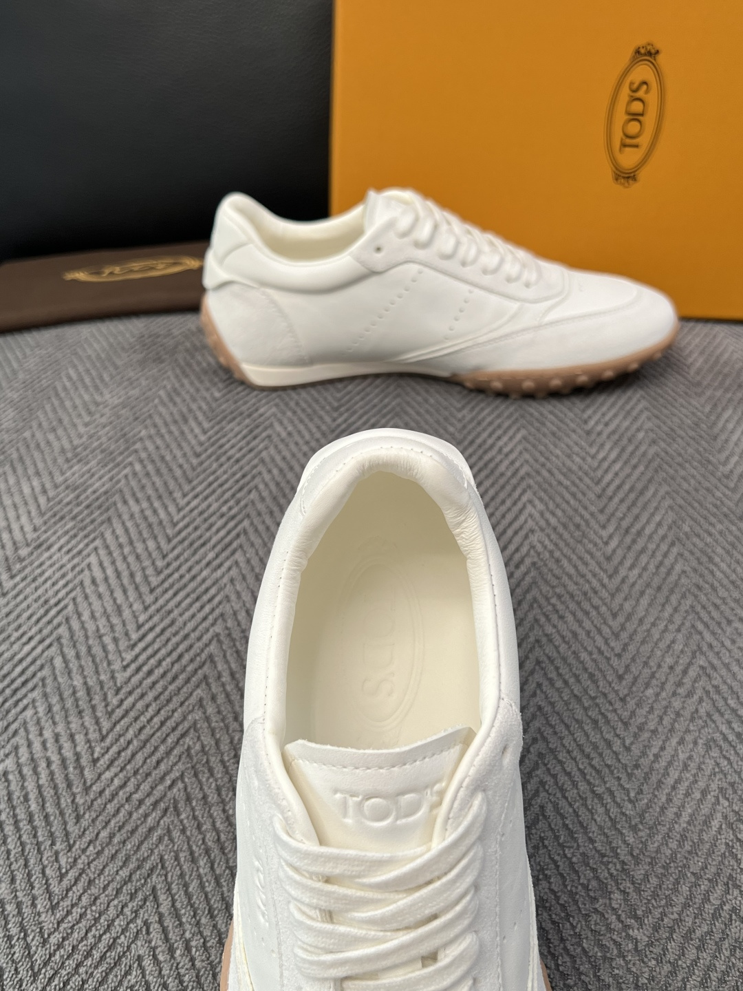 Tods  高品质  顶级工艺品  托德斯  专柜新款原厂配置，意大利进口牛皮拼布面料，进口牛里垫，透气舒适，鞋底：原厂