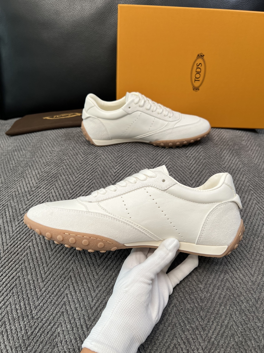 Tods  高品质  顶级工艺品  托德斯  专柜新款原厂配置，意大利进口牛皮拼布面料，进口牛里垫，透气舒适，鞋底：原厂