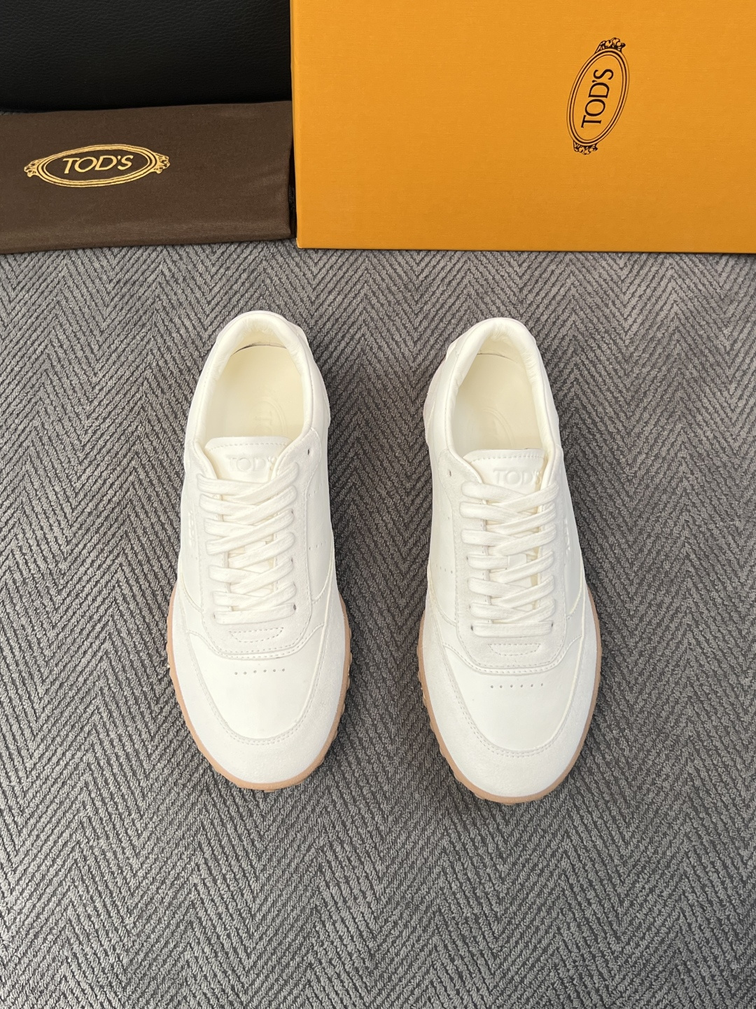 Tods  高品质  顶级工艺品  托德斯  专柜新款原厂配置，意大利进口牛皮拼布面料，进口牛里垫，透气舒适，鞋底：原厂