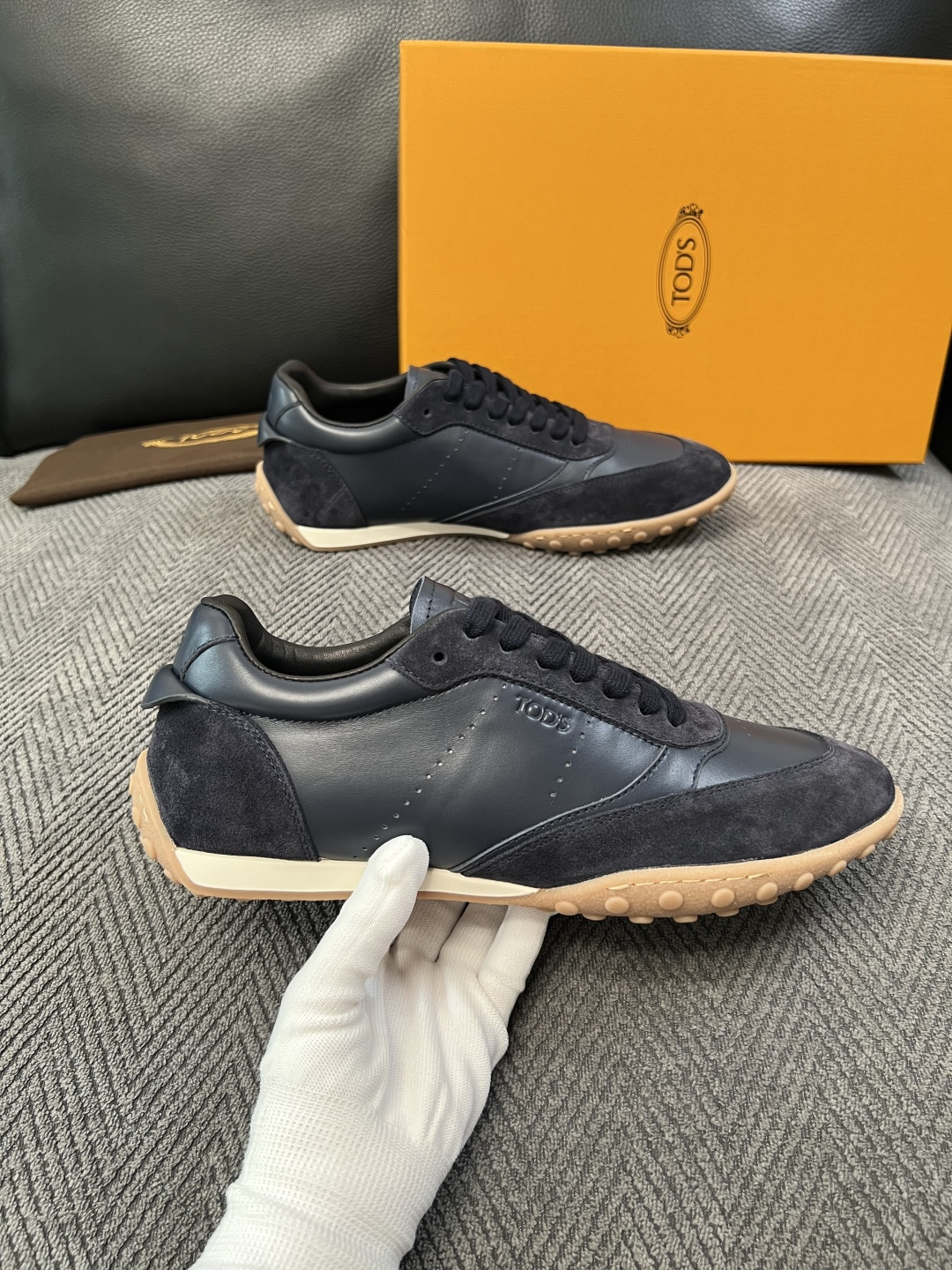Tods  高品质  顶级工艺品  托德斯  专柜新款原厂配置，意大利进口牛皮拼布面料，进口牛里垫，透气舒适，鞋底：原厂