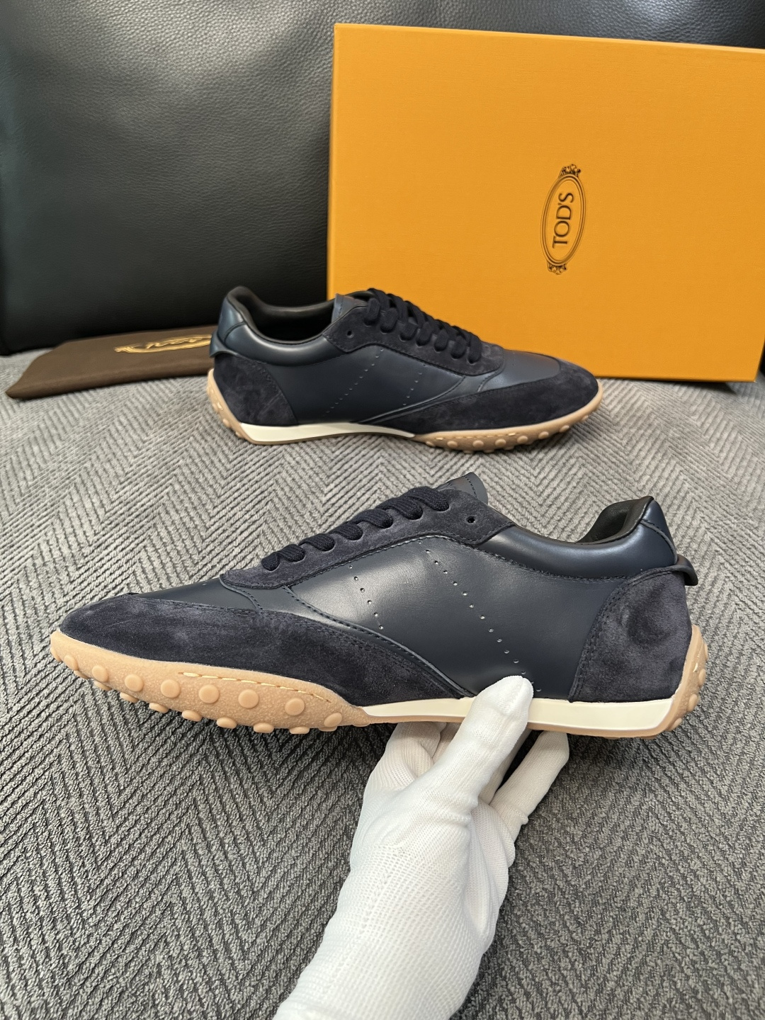 Tods  高品质  顶级工艺品  托德斯  专柜新款原厂配置，意大利进口牛皮拼布面料，进口牛里垫，透气舒适，鞋底：原厂