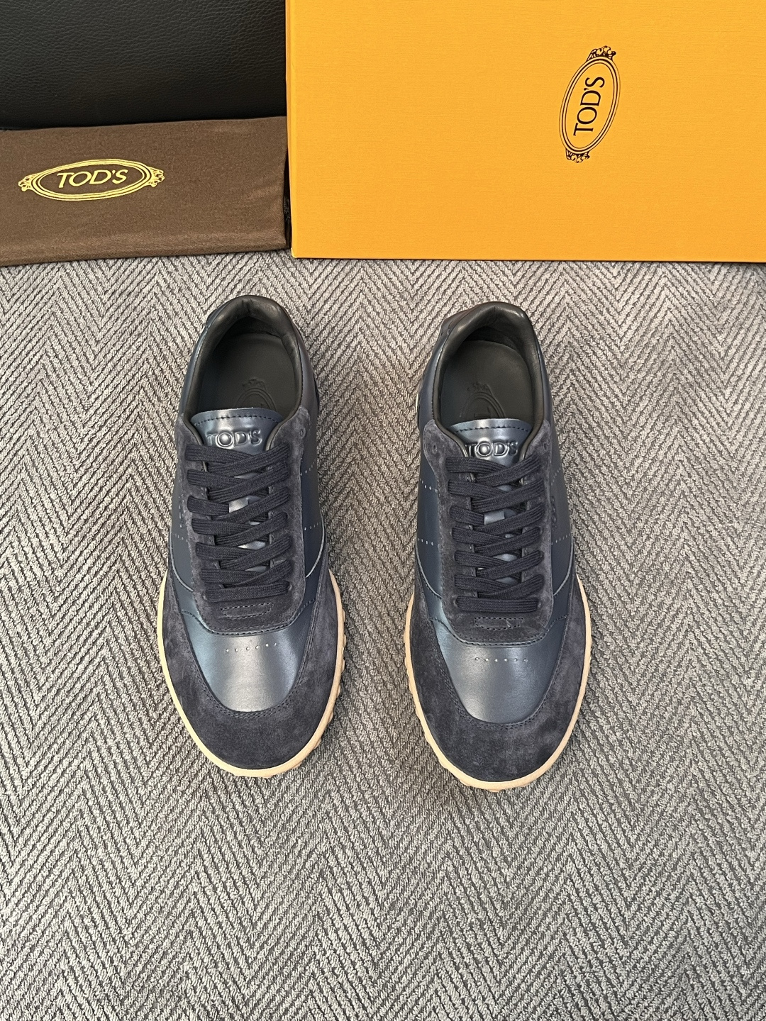 Tods  高品质  顶级工艺品  托德斯  专柜新款原厂配置，意大利进口牛皮拼布面料，进口牛里垫，透气舒适，鞋底：原厂