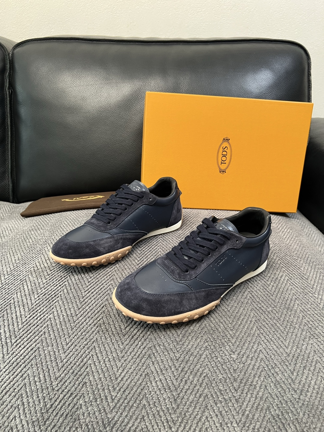 Tods  高品质  顶级工艺品  托德斯  专柜新款原厂配置，意大利进口牛皮拼布面料，进口牛里垫，透气舒适，鞋底：原厂