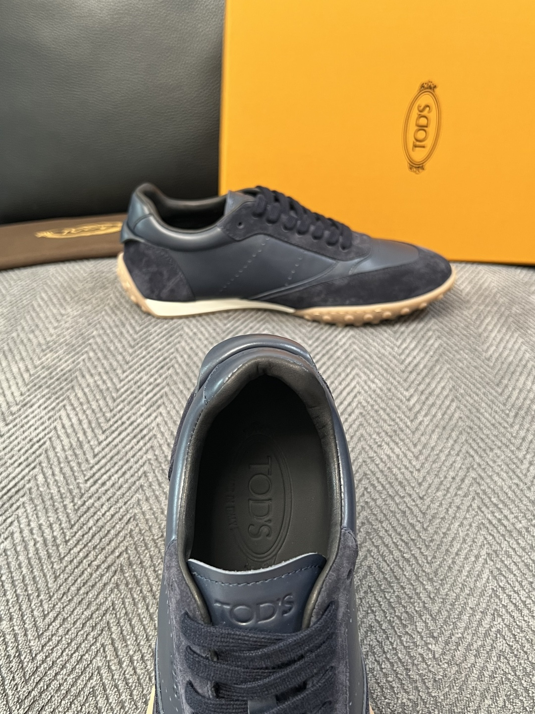 Tods  高品质  顶级工艺品  托德斯  专柜新款原厂配置，意大利进口牛皮拼布面料，进口牛里垫，透气舒适，鞋底：原厂