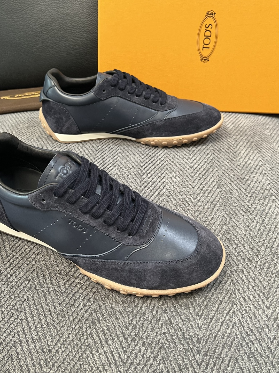 Tods  高品质  顶级工艺品  托德斯  专柜新款原厂配置，意大利进口牛皮拼布面料，进口牛里垫，透气舒适，鞋底：原厂