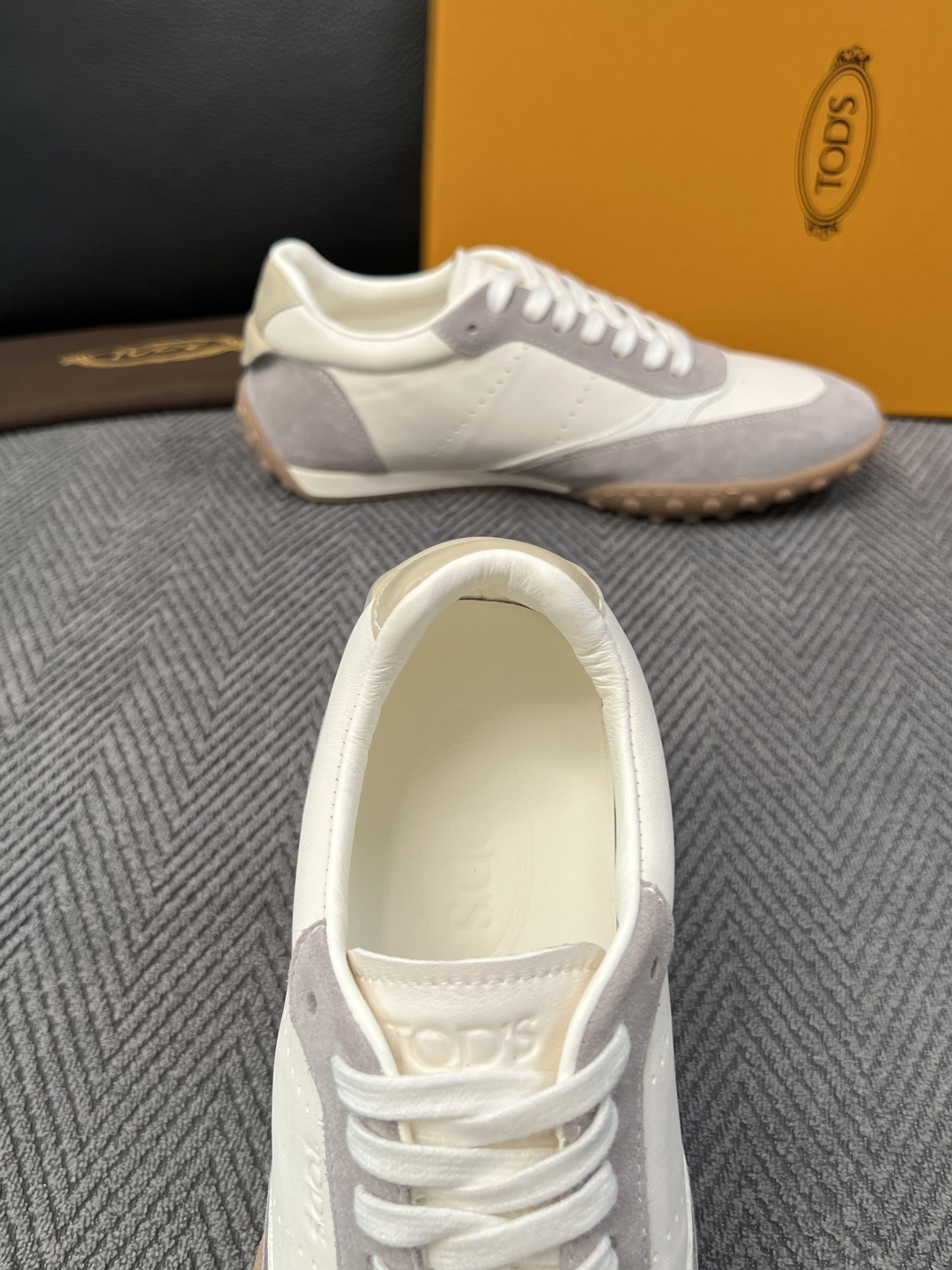 Tods  高品质  顶级工艺品  托德斯  专柜新款原厂配置，意大利进口牛皮拼布面料，进口牛里垫，透气舒适，鞋底：原厂