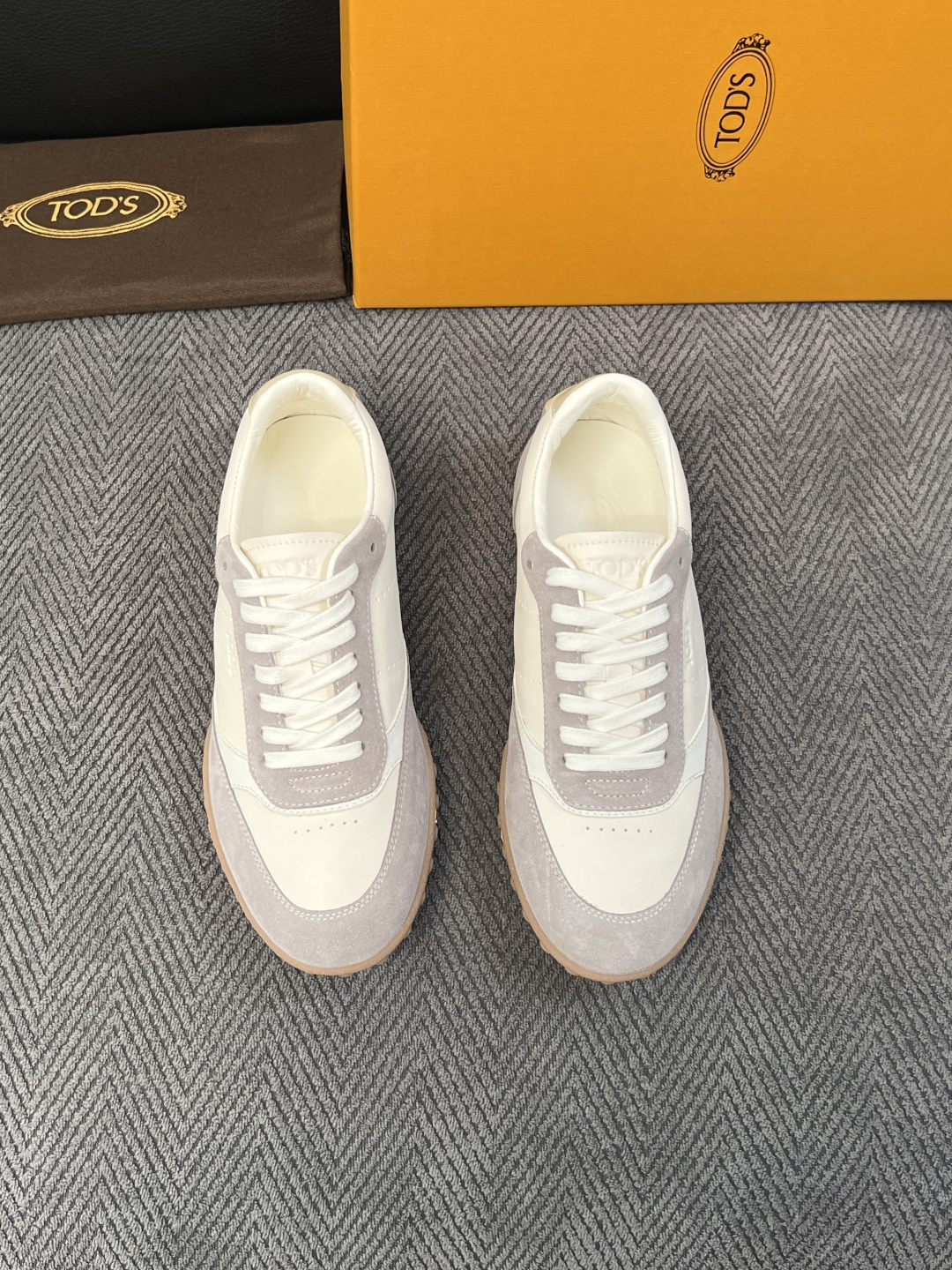 Tods  高品质  顶级工艺品  托德斯  专柜新款原厂配置，意大利进口牛皮拼布面料，进口牛里垫，透气舒适，鞋底：原厂