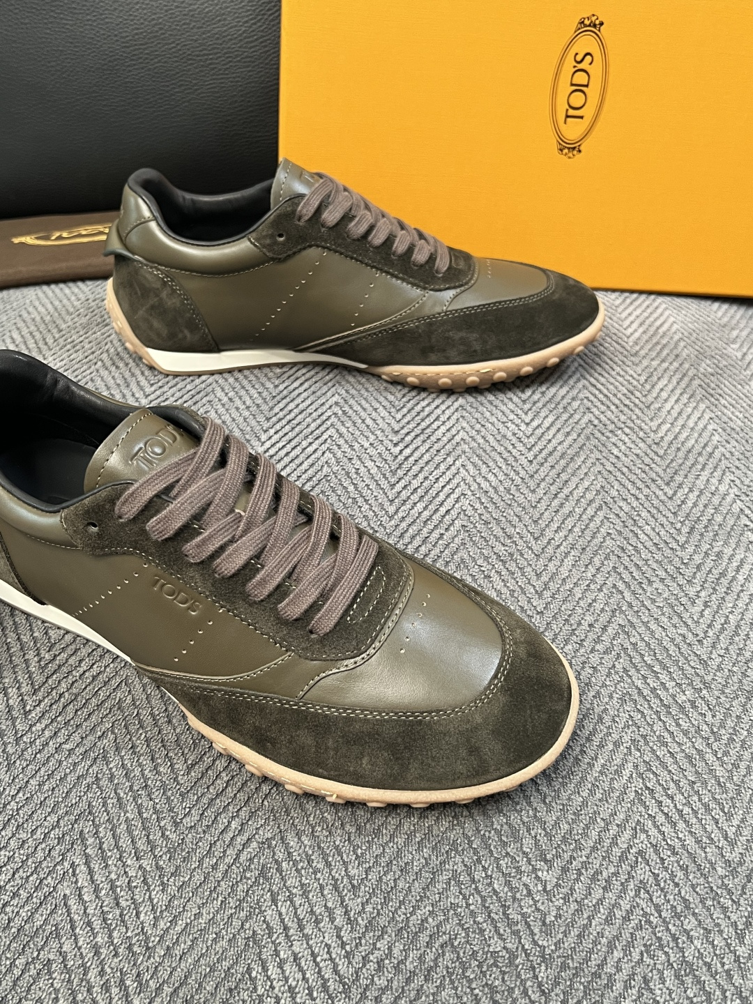 Tods  高品质  顶级工艺品  托德斯  专柜新款原厂配置，意大利进口牛皮拼布面料，进口牛里垫，透气舒适，鞋底：原厂