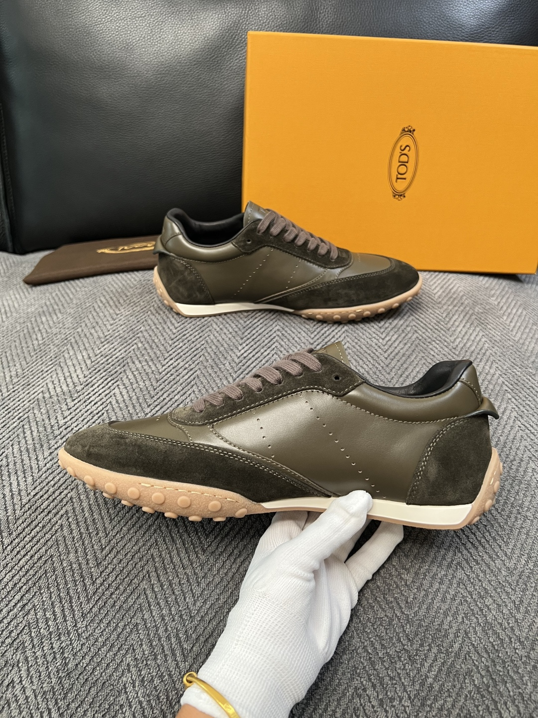 Tods  高品质  顶级工艺品  托德斯  专柜新款原厂配置，意大利进口牛皮拼布面料，进口牛里垫，透气舒适，鞋底：原厂