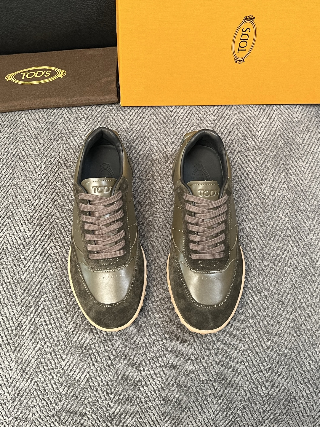 Tods  高品质  顶级工艺品  托德斯  专柜新款原厂配置，意大利进口牛皮拼布面料，进口牛里垫，透气舒适，鞋底：原厂