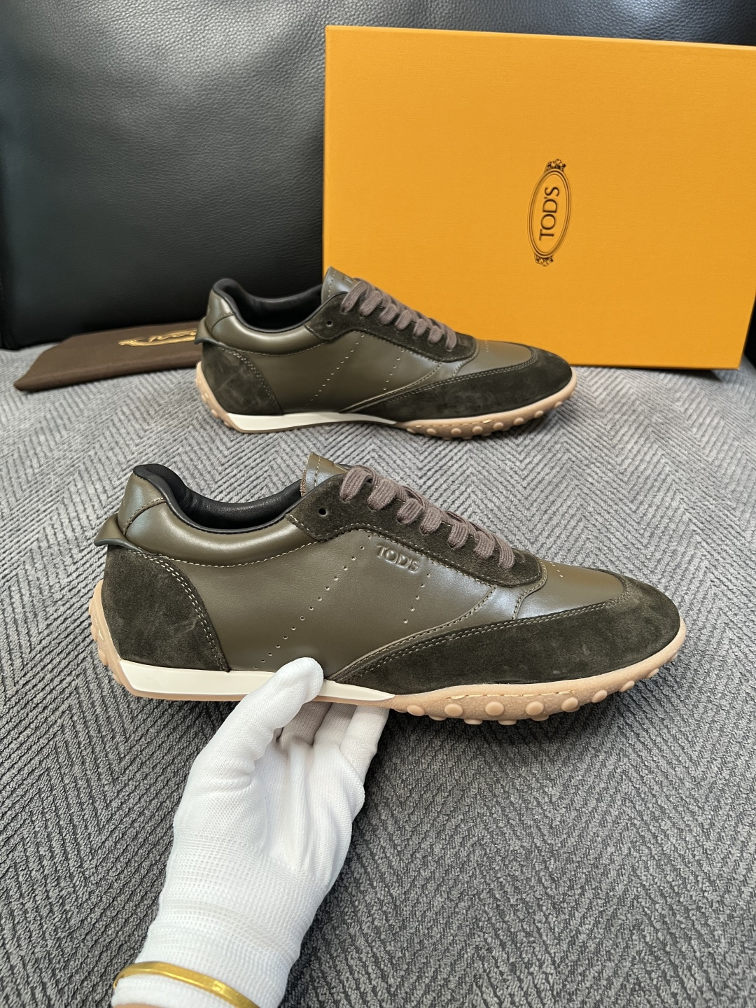 Tods  高品质  顶级工艺品  托德斯  专柜新款原厂配置，意大利进口牛皮拼布面料，进口牛里垫，透气舒适，鞋底：原厂