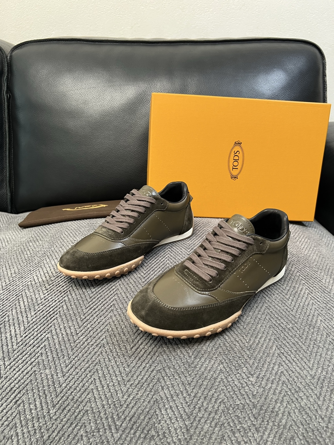 Tods  高品质  顶级工艺品  托德斯  专柜新款原厂配置，意大利进口牛皮拼布面料，进口牛里垫，透气舒适，鞋底：原厂