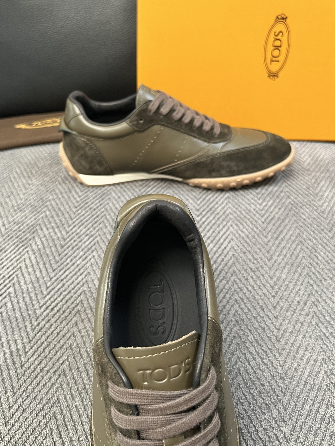 Tods  高品质  顶级工艺品  托德斯  专柜新款原厂配置，意大利进口牛皮拼布面料，进口牛里垫，透气舒适，鞋底：原厂
