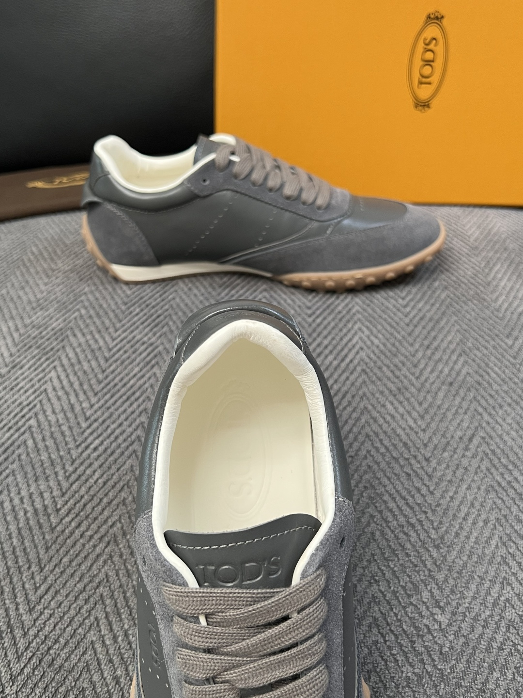 Tods  高品质  顶级工艺品  托德斯  专柜新款原厂配置，意大利进口牛皮拼布面料，进口牛里垫，透气舒适，鞋底：原厂