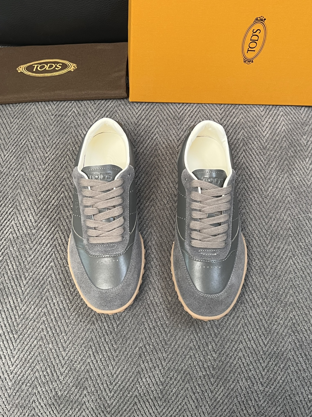 Tods  高品质  顶级工艺品  托德斯  专柜新款原厂配置，意大利进口牛皮拼布面料，进口牛里垫，透气舒适，鞋底：原厂