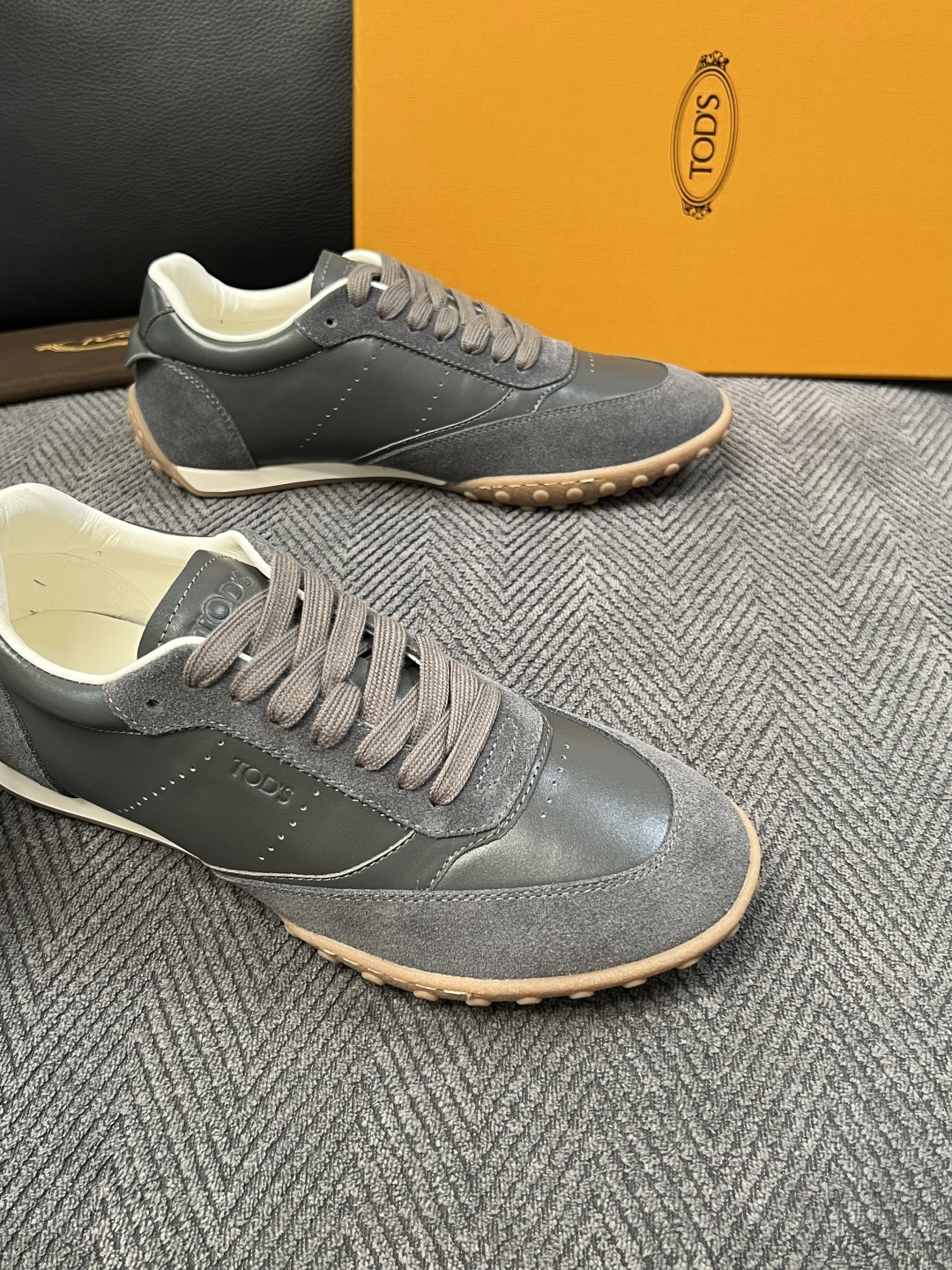 Tods  高品质  顶级工艺品  托德斯  专柜新款原厂配置，意大利进口牛皮拼布面料，进口牛里垫，透气舒适，鞋底：原厂