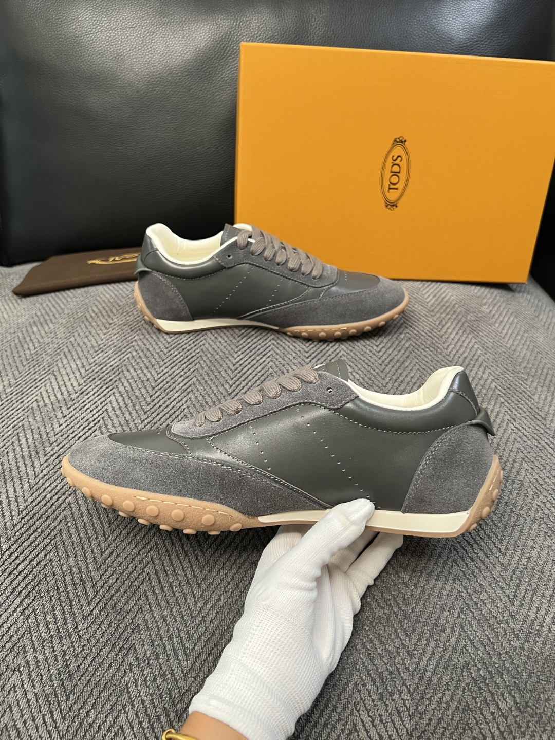 Tods  高品质  顶级工艺品  托德斯  专柜新款原厂配置，意大利进口牛皮拼布面料，进口牛里垫，透气舒适，鞋底：原厂