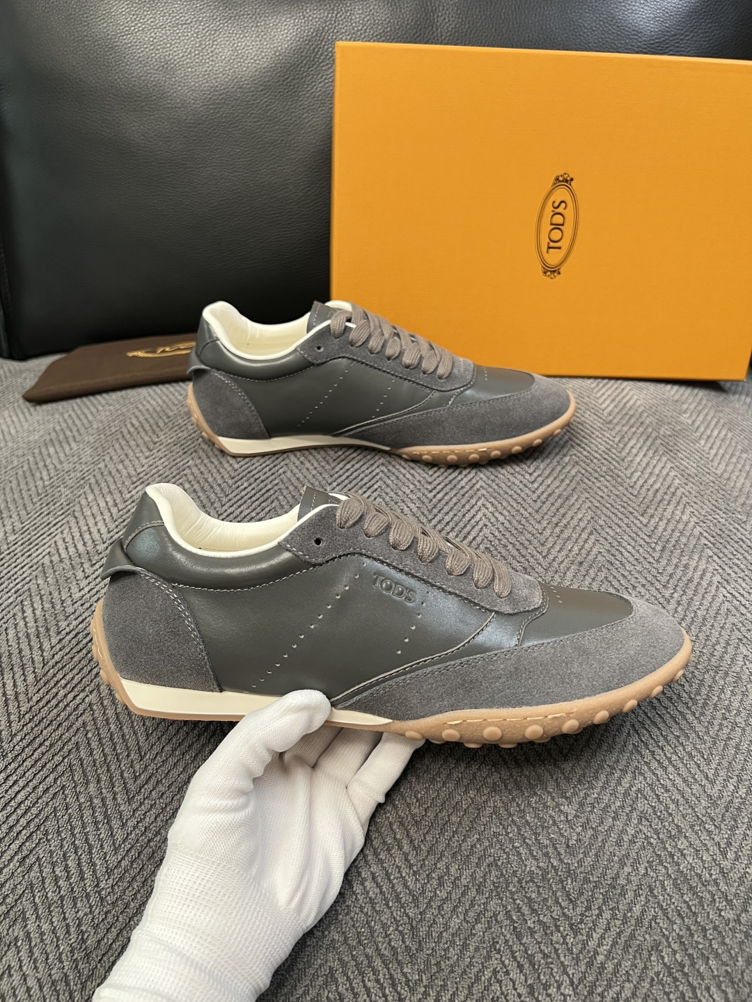 Tods  高品质  顶级工艺品  托德斯  专柜新款原厂配置，意大利进口牛皮拼布面料，进口牛里垫，透气舒适，鞋底：原厂