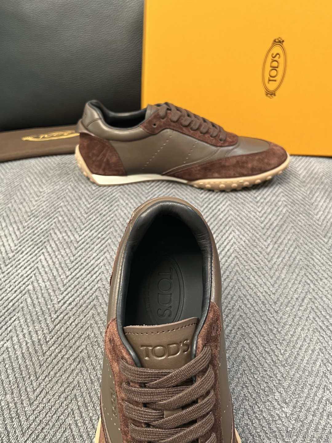 Tods  高品质  顶级工艺品  托德斯  专柜新款原厂配置，意大利进口牛皮拼布面料，进口牛里垫，透气舒适，鞋底：原厂