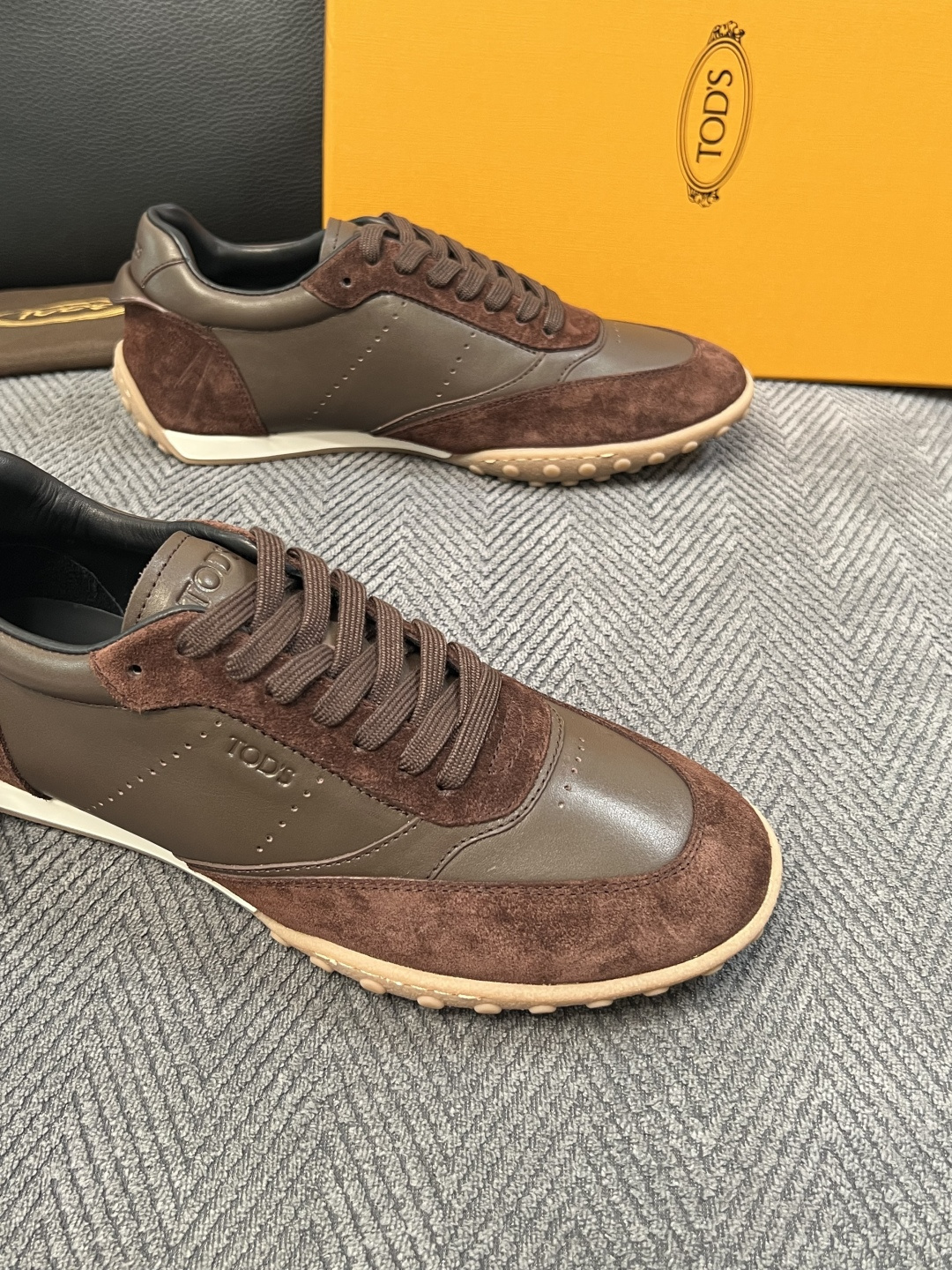 Tods  高品质  顶级工艺品  托德斯  专柜新款原厂配置，意大利进口牛皮拼布面料，进口牛里垫，透气舒适，鞋底：原厂
