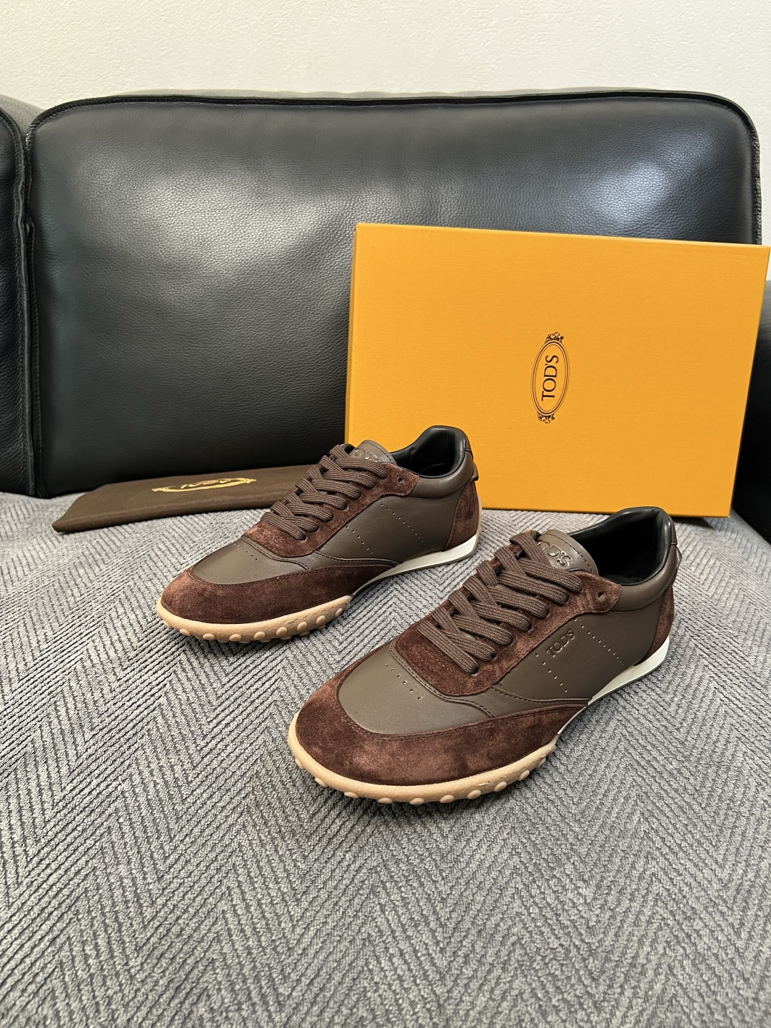 Tods  高品质  顶级工艺品  托德斯  专柜新款原厂配置，意大利进口牛皮拼布面料，进口牛里垫，透气舒适，鞋底：原厂