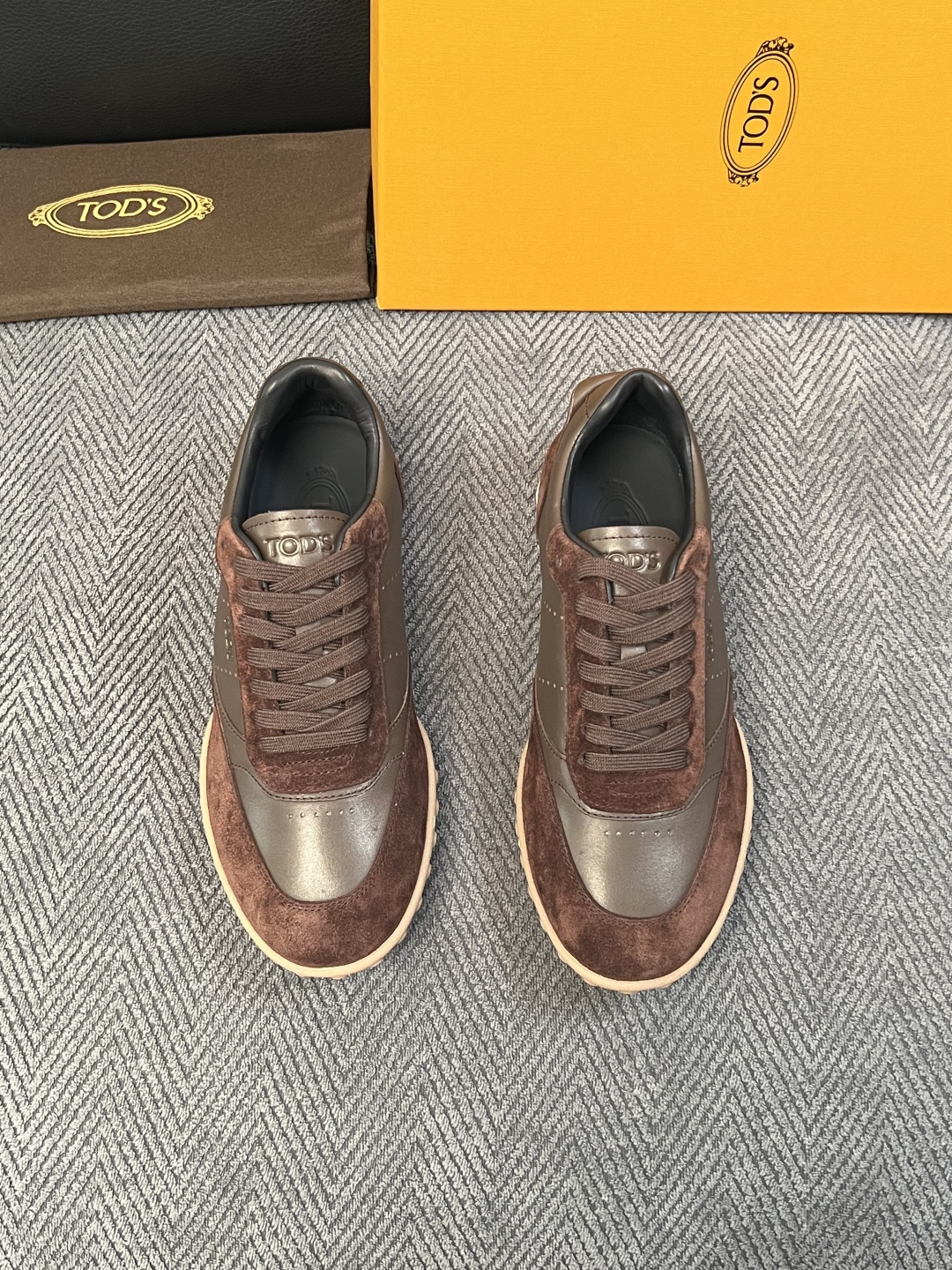 Tods  高品质  顶级工艺品  托德斯  专柜新款原厂配置，意大利进口牛皮拼布面料，进口牛里垫，透气舒适，鞋底：原厂