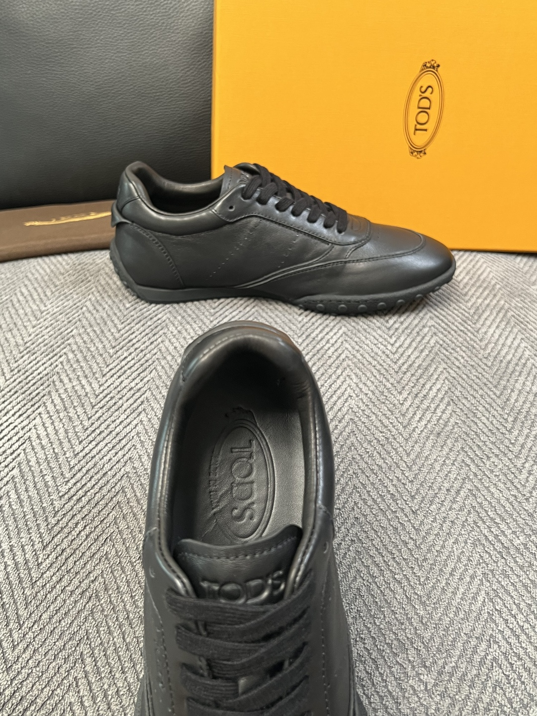 Tods  高品质  顶级工艺品  托德斯  专柜新款原厂配置，意大利进口牛皮拼布面料，进口牛里垫，透气舒适，鞋底：原厂