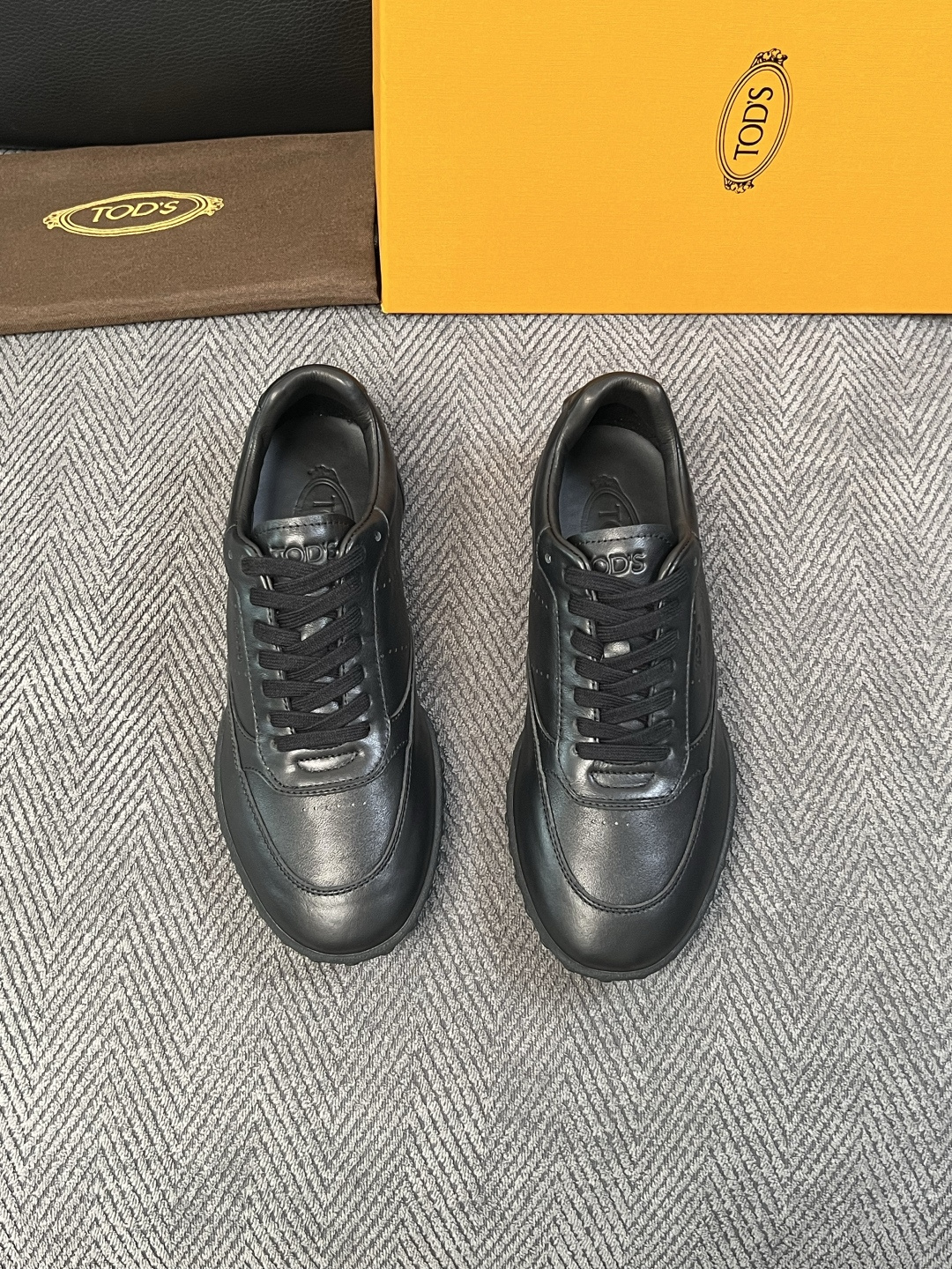 Tods  高品质  顶级工艺品  托德斯  专柜新款原厂配置，意大利进口牛皮拼布面料，进口牛里垫，透气舒适，鞋底：原厂