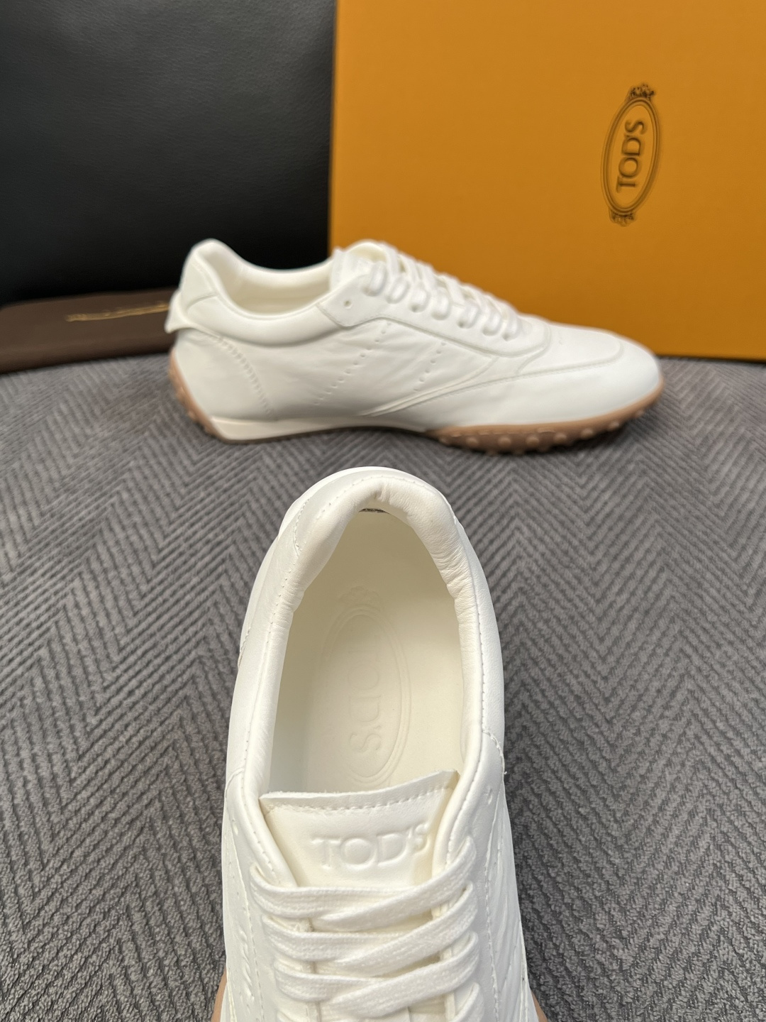Tods  高品质  顶级工艺品  托德斯  专柜新款原厂配置，意大利进口牛皮拼布面料，进口牛里垫，透气舒适，鞋底：原厂