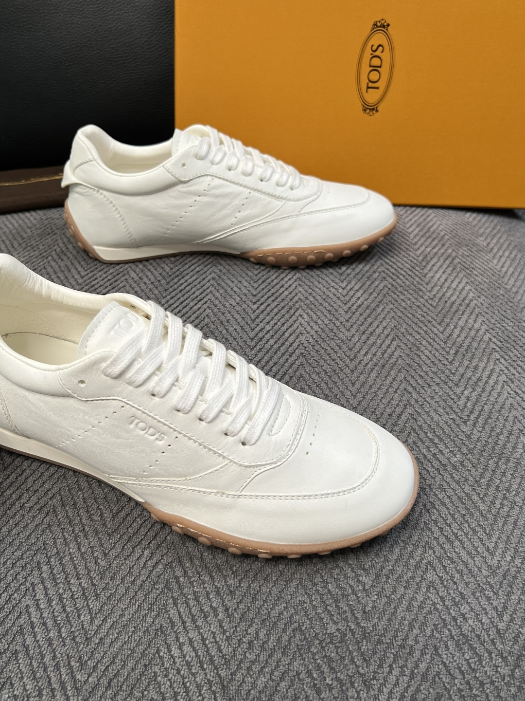 Tods  高品质  顶级工艺品  托德斯  专柜新款原厂配置，意大利进口牛皮拼布面料，进口牛里垫，透气舒适，鞋底：原厂