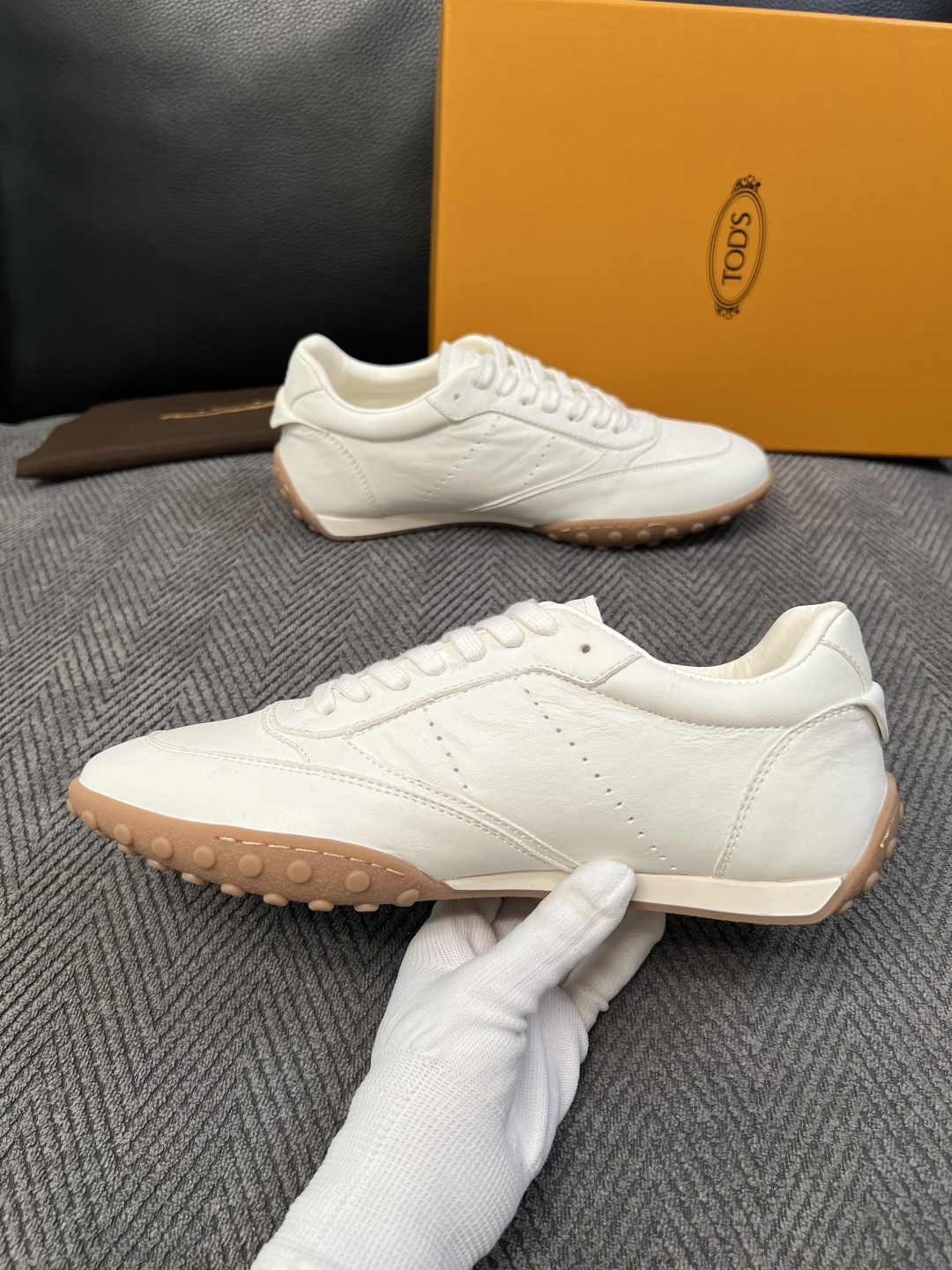 Tods  高品质  顶级工艺品  托德斯  专柜新款原厂配置，意大利进口牛皮拼布面料，进口牛里垫，透气舒适，鞋底：原厂