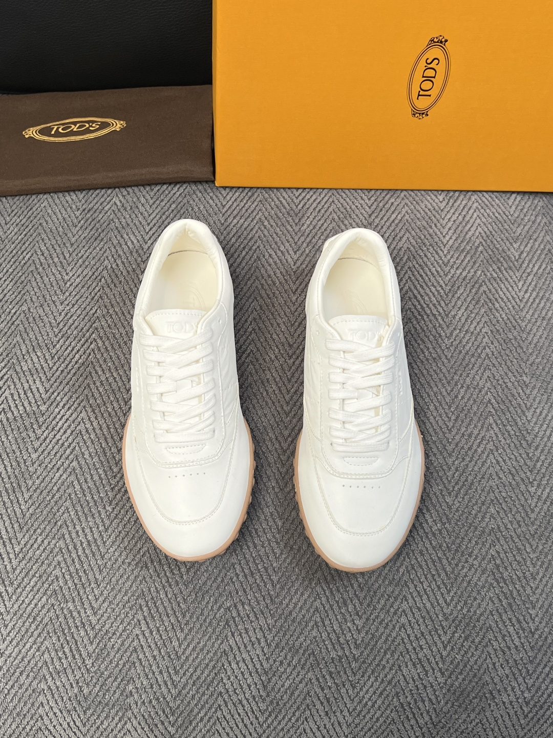 Tods  高品质  顶级工艺品  托德斯  专柜新款原厂配置，意大利进口牛皮拼布面料，进口牛里垫，透气舒适，鞋底：原厂