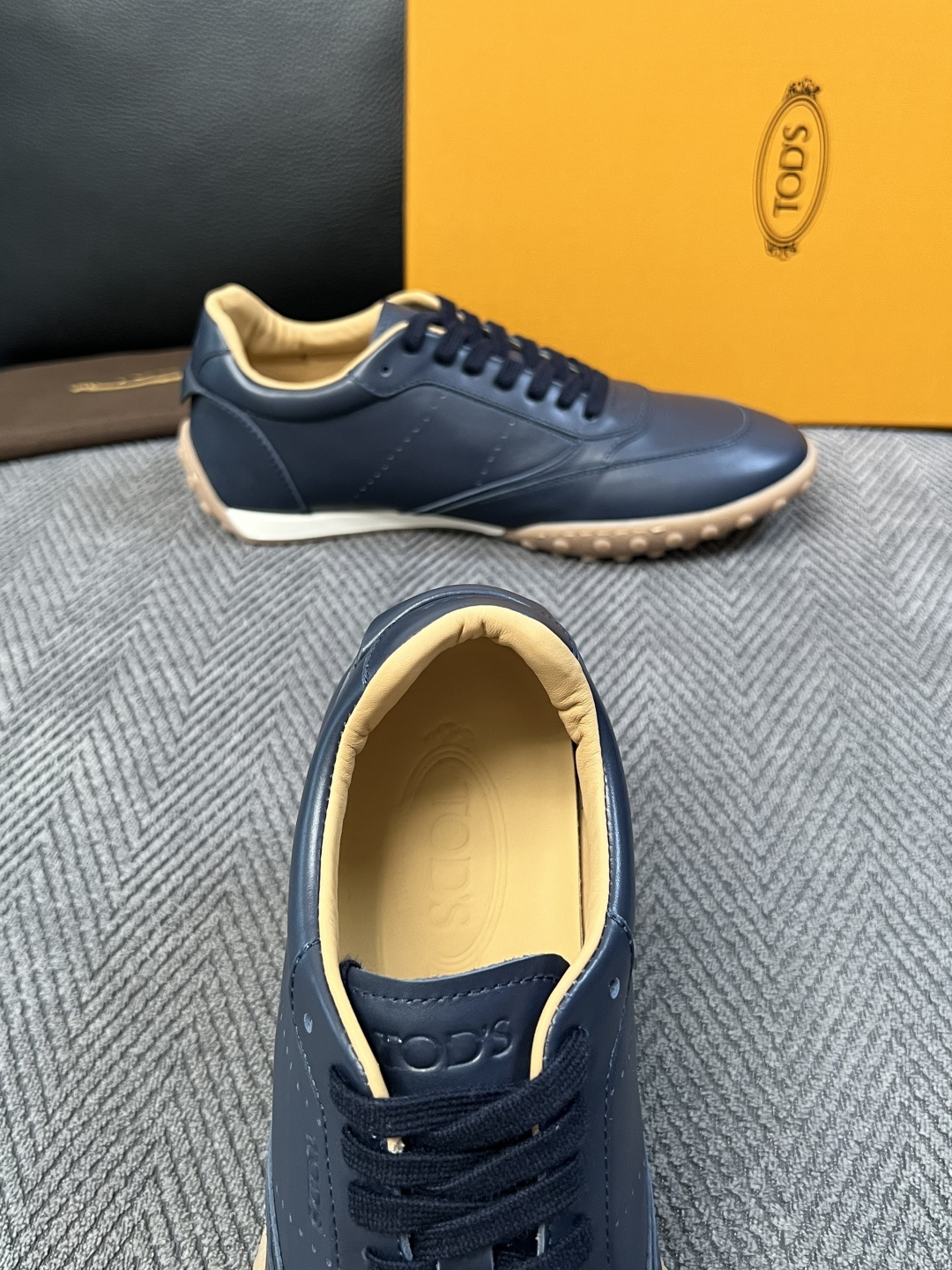 Tods  高品质  顶级工艺品  托德斯  专柜新款原厂配置，意大利进口牛皮拼布面料，进口牛里垫，透气舒适，鞋底：原厂
