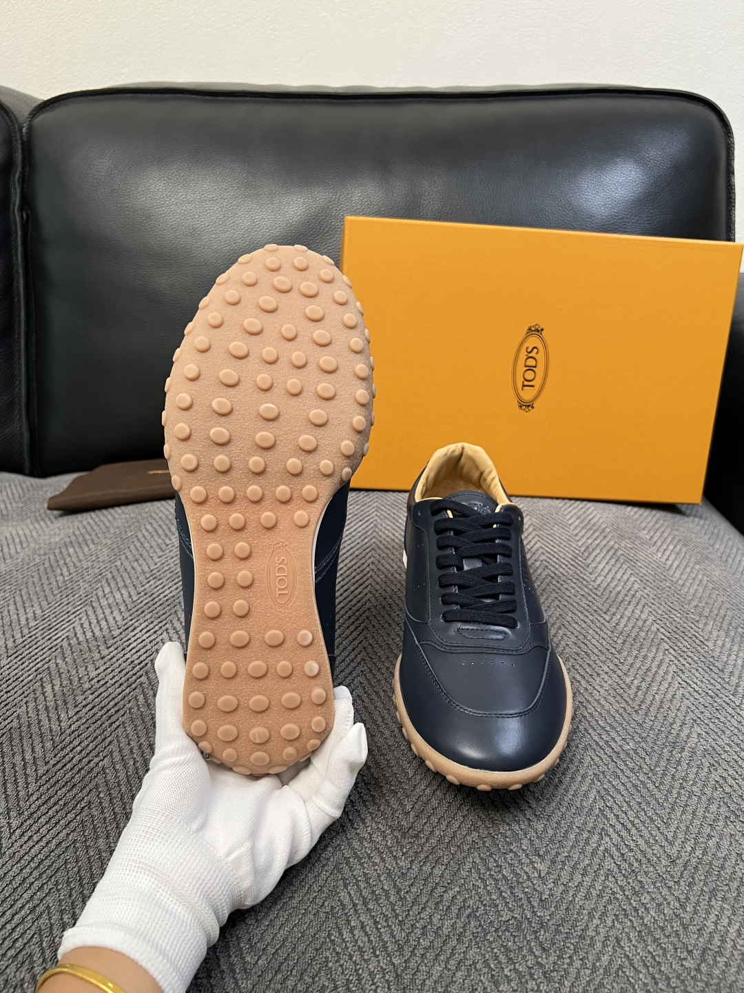 Tods  高品质  顶级工艺品  托德斯  专柜新款原厂配置，意大利进口牛皮拼布面料，进口牛里垫，透气舒适，鞋底：原厂