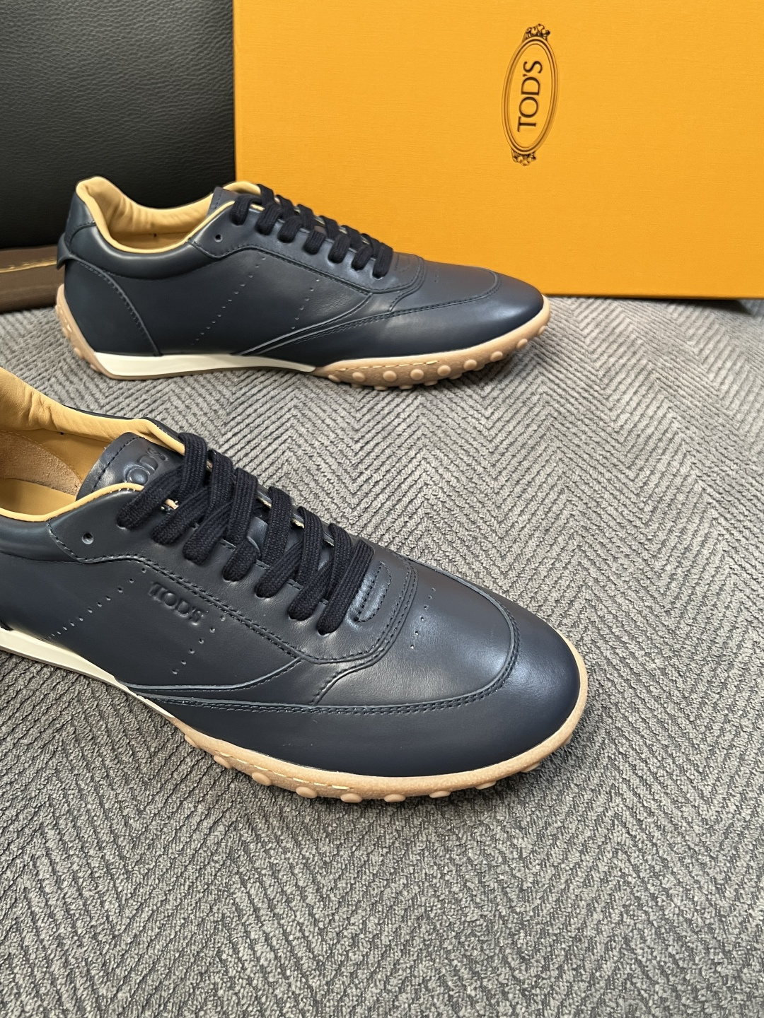 Tods  高品质  顶级工艺品  托德斯  专柜新款原厂配置，意大利进口牛皮拼布面料，进口牛里垫，透气舒适，鞋底：原厂
