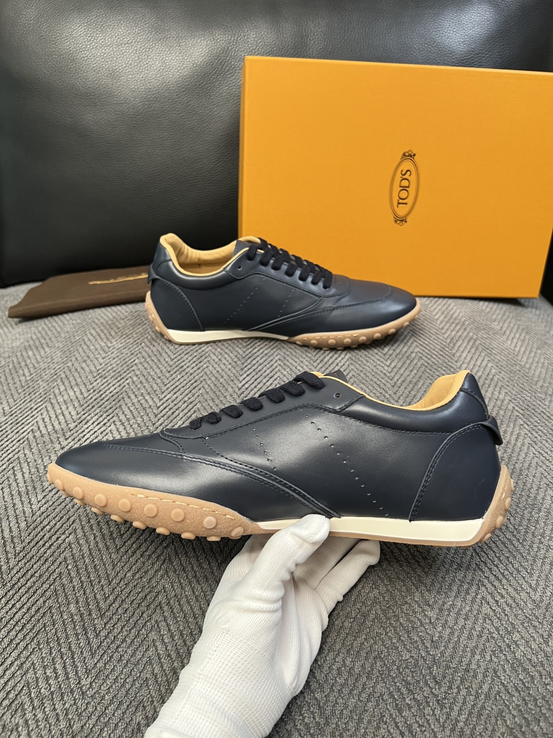 Tods  高品质  顶级工艺品  托德斯  专柜新款原厂配置，意大利进口牛皮拼布面料，进口牛里垫，透气舒适，鞋底：原厂