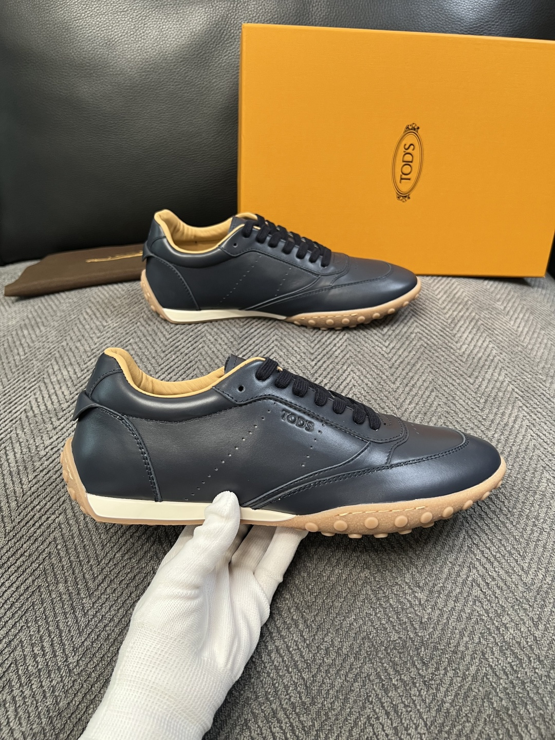 Tods  高品质  顶级工艺品  托德斯  专柜新款原厂配置，意大利进口牛皮拼布面料，进口牛里垫，透气舒适，鞋底：原厂