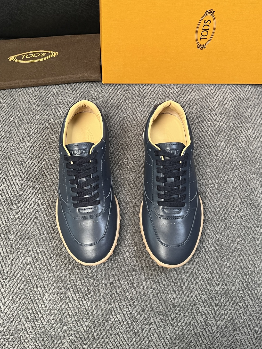 Tods  高品质  顶级工艺品  托德斯  专柜新款原厂配置，意大利进口牛皮拼布面料，进口牛里垫，透气舒适，鞋底：原厂