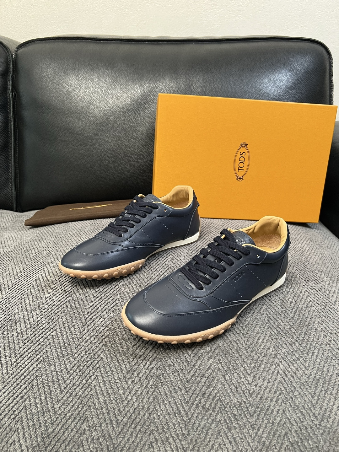 Tods  高品质  顶级工艺品  托德斯  专柜新款原厂配置，意大利进口牛皮拼布面料，进口牛里垫，透气舒适，鞋底：原厂