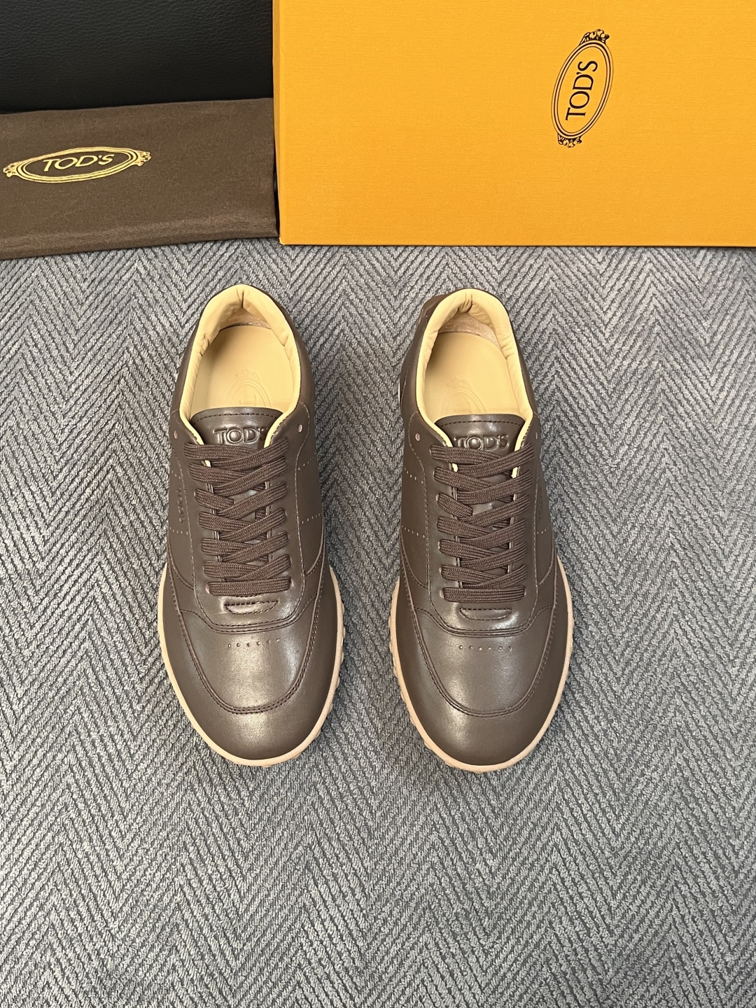 Tods  高品质  顶级工艺品  托德斯  专柜新款原厂配置，意大利进口牛皮拼布面料，进口牛里垫，透气舒适，鞋底：原厂