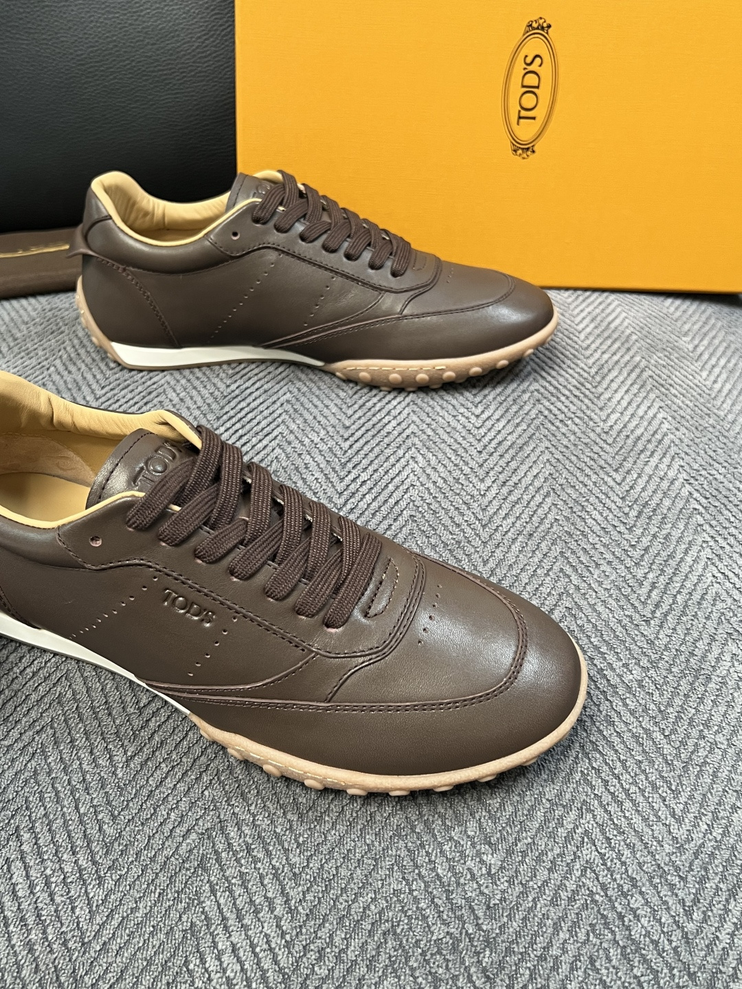 Tods  高品质  顶级工艺品  托德斯  专柜新款原厂配置，意大利进口牛皮拼布面料，进口牛里垫，透气舒适，鞋底：原厂