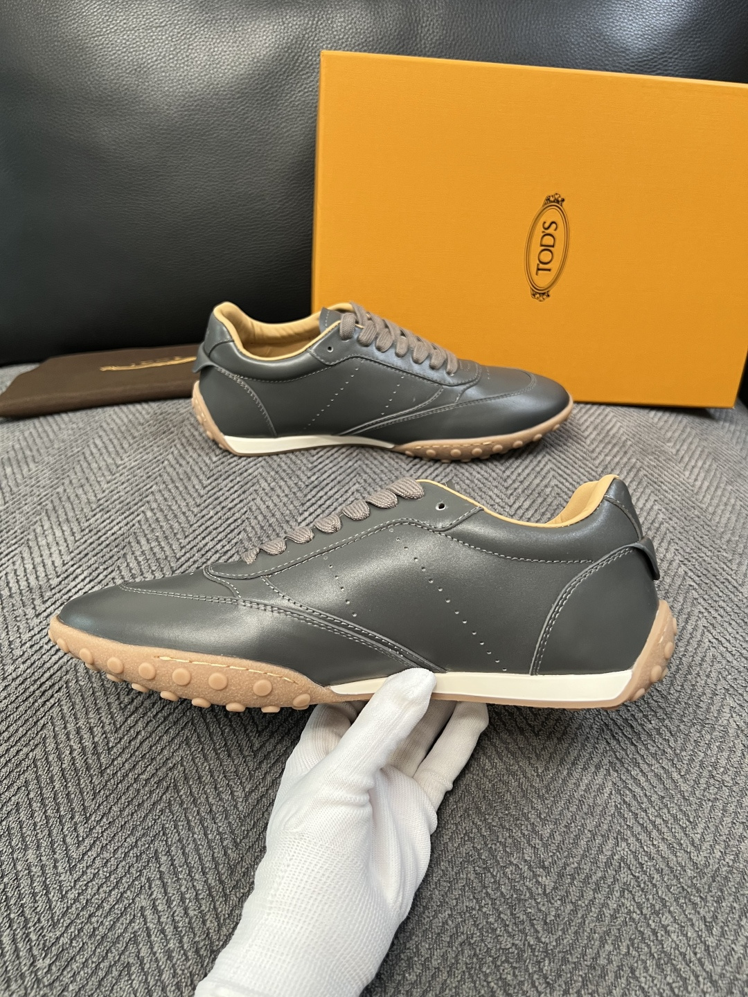 Tods  高品质  顶级工艺品  托德斯  专柜新款原厂配置，意大利进口牛皮拼布面料，进口牛里垫，透气舒适，鞋底：原厂