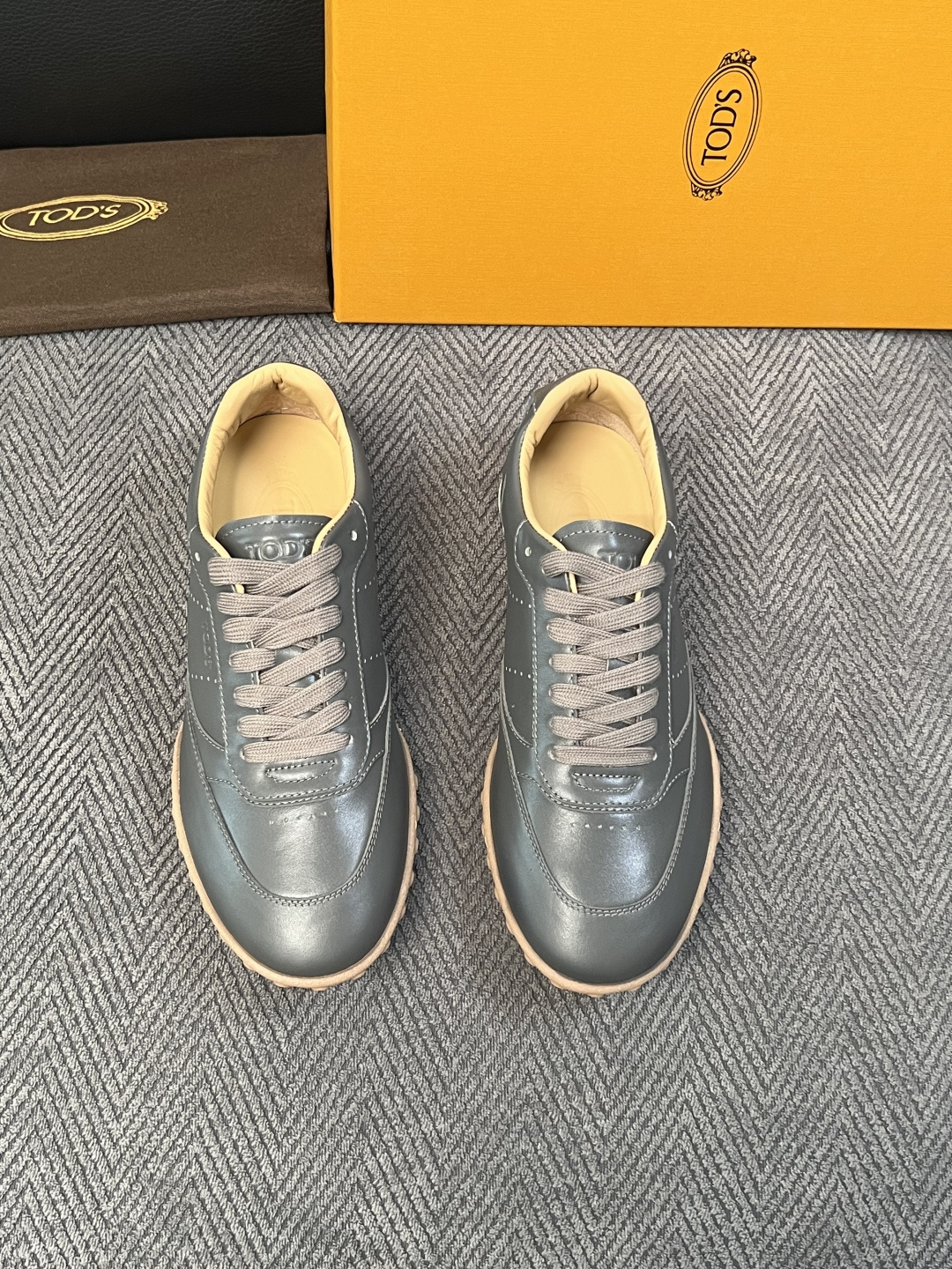 Tods  高品质  顶级工艺品  托德斯  专柜新款原厂配置，意大利进口牛皮拼布面料，进口牛里垫，透气舒适，鞋底：原厂
