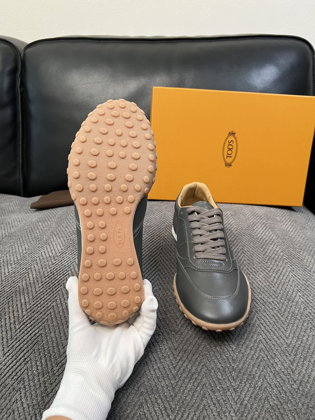 Tods  高品质  顶级工艺品  托德斯  专柜新款原厂配置，意大利进口牛皮拼布面料，进口牛里垫，透气舒适，鞋底：原厂