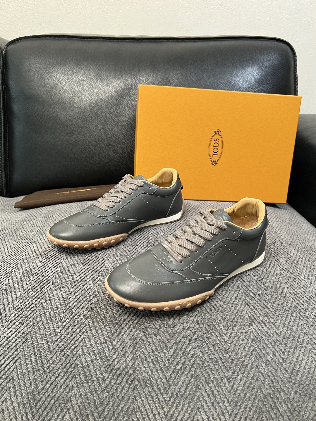 Tods  高品质  顶级工艺品  托德斯  专柜新款原厂配置，意大利进口牛皮拼布面料，进口牛里垫，透气舒适，鞋底：原厂