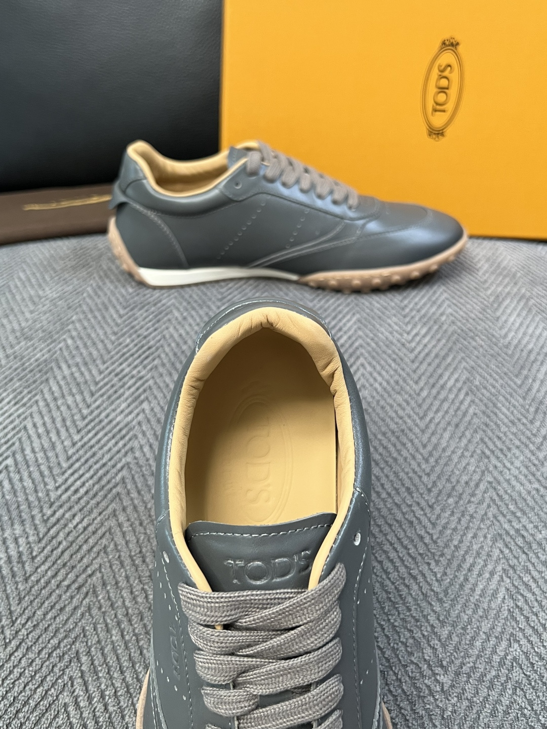 Tods  高品质  顶级工艺品  托德斯  专柜新款原厂配置，意大利进口牛皮拼布面料，进口牛里垫，透气舒适，鞋底：原厂