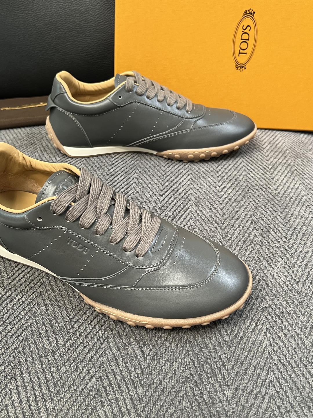 Tods  高品质  顶级工艺品  托德斯  专柜新款原厂配置，意大利进口牛皮拼布面料，进口牛里垫，透气舒适，鞋底：原厂