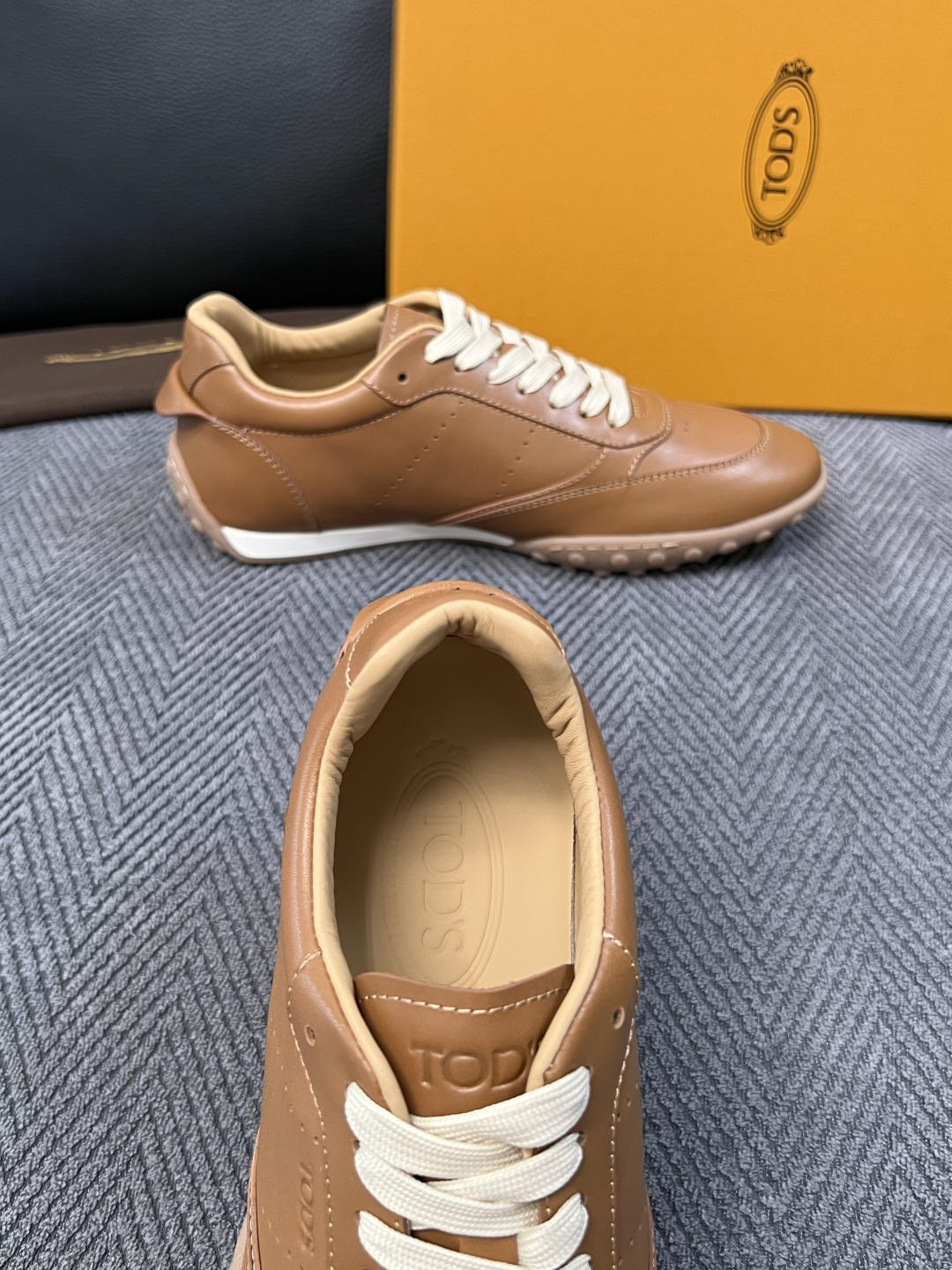 Tods  高品质  顶级工艺品  托德斯  专柜新款原厂配置，意大利进口牛皮拼布面料，进口牛里垫，透气舒适，鞋底：原厂