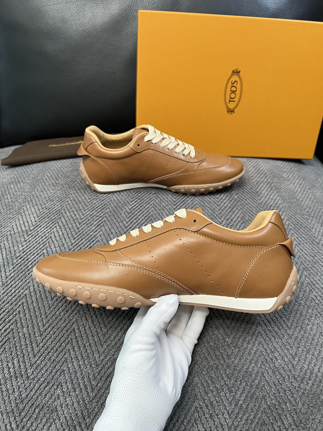 Tods  高品质  顶级工艺品  托德斯  专柜新款原厂配置，意大利进口牛皮拼布面料，进口牛里垫，透气舒适，鞋底：原厂