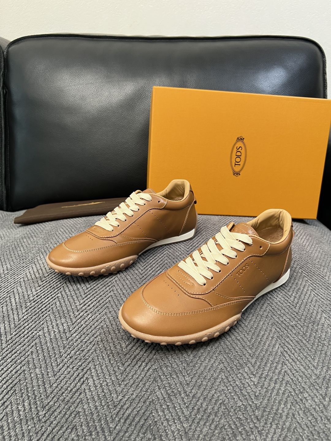 Tods  高品质  顶级工艺品  托德斯  专柜新款原厂配置，意大利进口牛皮拼布面料，进口牛里垫，透气舒适，鞋底：原厂